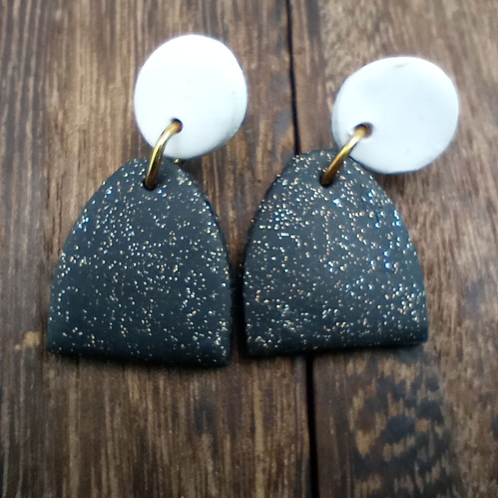 Simplistic black spackle earrings E233